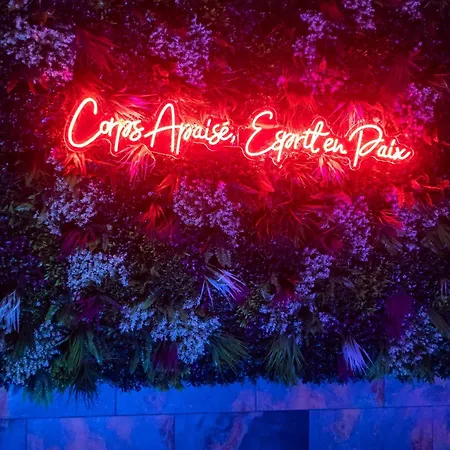 Temple Torii Liefdeshotel Crisnee