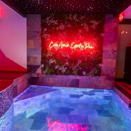 Temple Torii Liefdeshotel