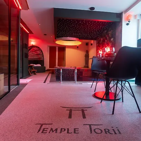 Temple Torii Liefdeshotel Crisnee